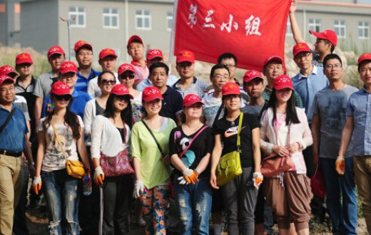 公司员工积极参加“去城郊捡垃圾”志愿服务活动
