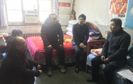 市国资委副主任王海斌前往伟宝粤小区慰问困难党员