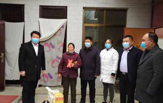 四通公司前往底店村慰问贫困户