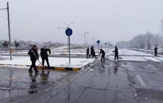 我为群众办实事，春日扫雪暖人心